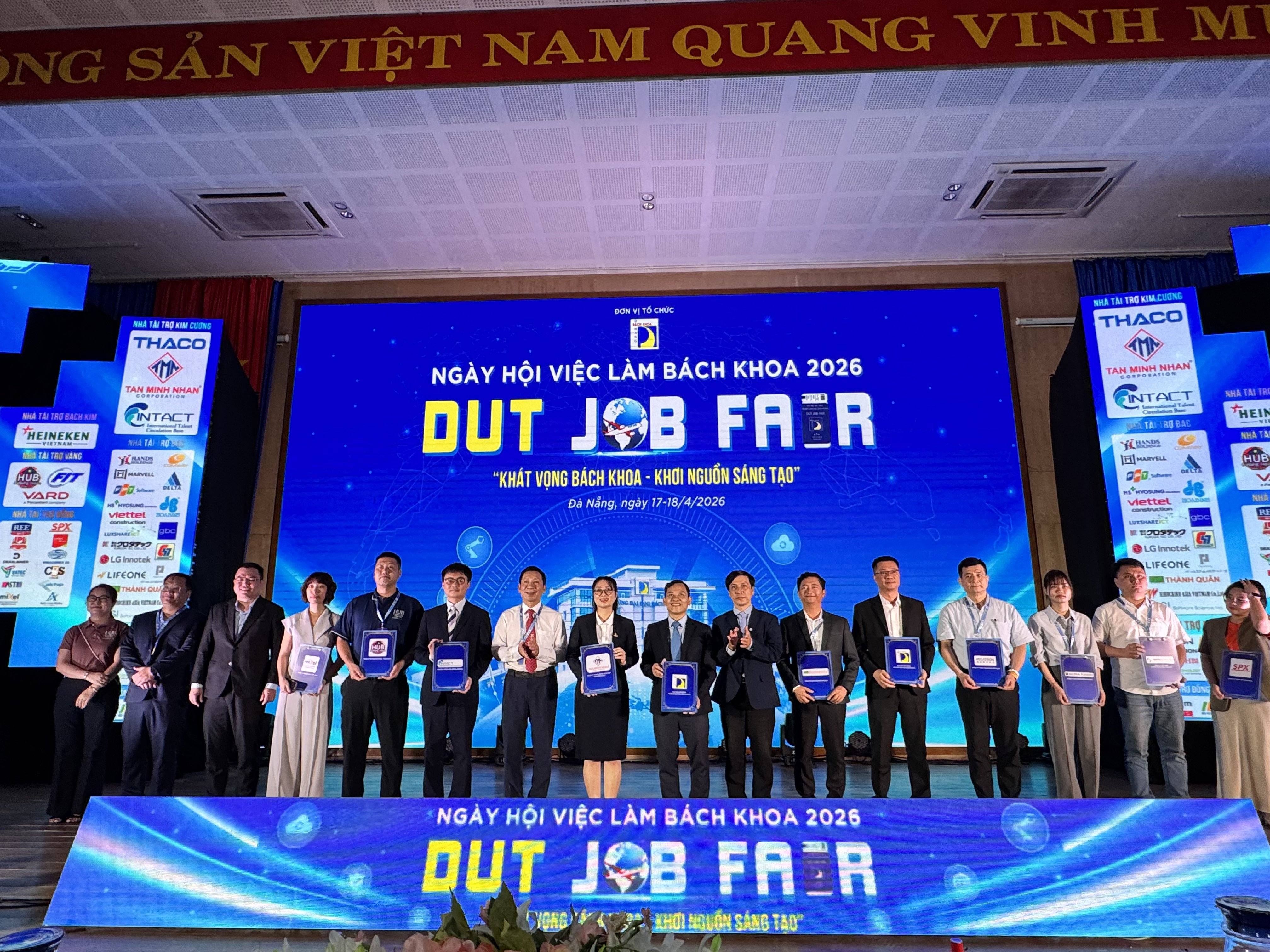 本處教育組林韋至組長於2026年4月18日拜會峴港百科大學。
參訪行程由林組長出席教育展覽開幕式揭開序幕，現場匯聚了50多家合作單位及700多名學生參與。同日，在與校方高層的會議中，雙方就臺灣教育部（MOE）的各項重點獎學金政策及合作計畫進行了深度探討。特別是，教育組提出在峴港設立「華語文能力測驗」（TOCFL）考點的建議，旨在為越南中部地區的學生提供最便利的檢定環境。
在此次行程期間，林組長亦撥冗參與教育展的交流活動，該活動吸引了超過2500名學生的高度關注。此次參訪圓滿成功，不僅強化了雙方的全面合作關係，更為未來臺越教育交流注入了強勁的推動力。
