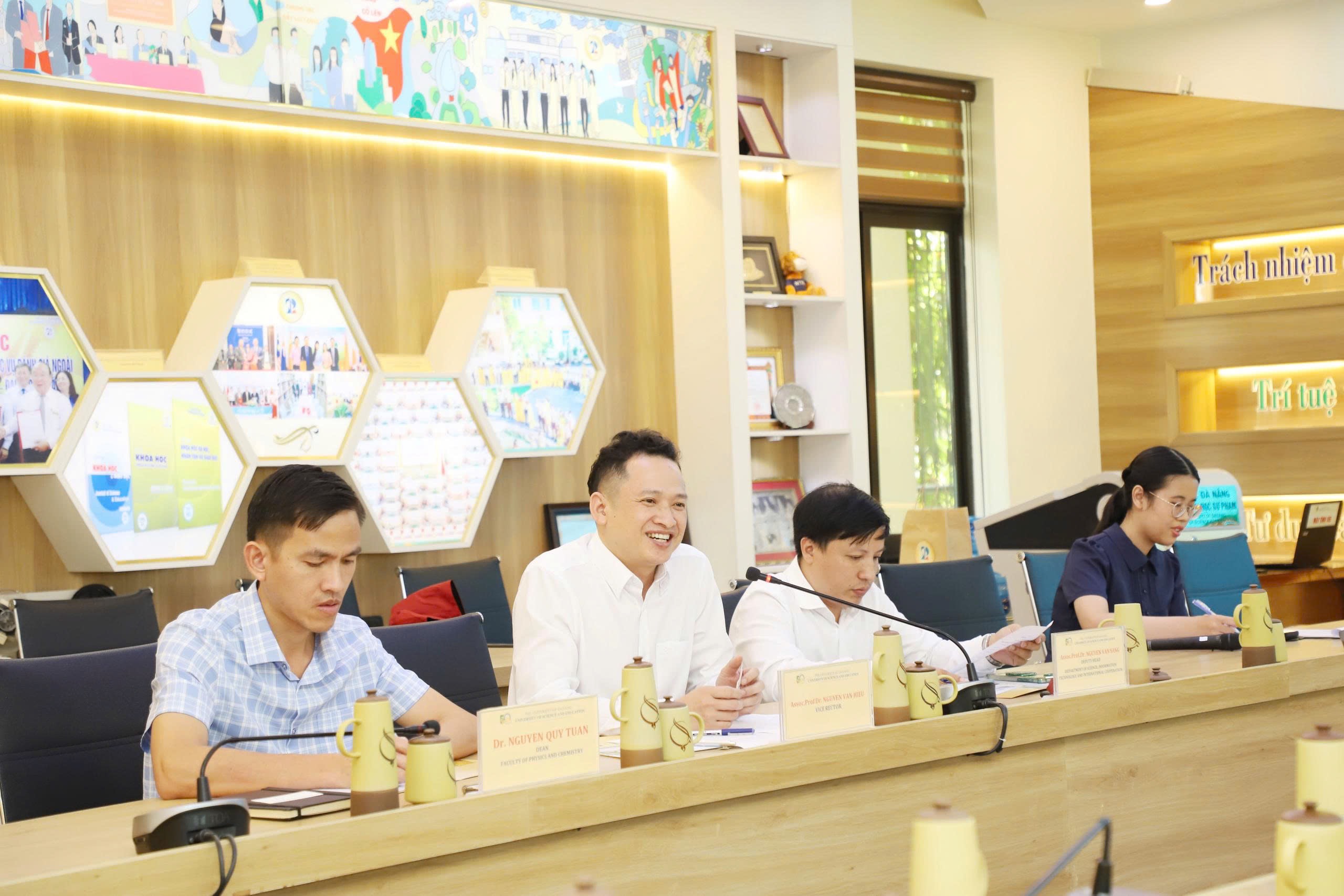 本處教育組林韋至組長於2026年4月20日拜會峴港師範科技大學。

林組長前往峴港師範科技大學，與副校長及各院系主管進行會談，就臺越高等教育合作進行交流。會中校方介紹學校發展現況，並表達推動獎學金計畫、碩博士培育及聯合培養模式（如3+1+1、2+2）之合作意願，特別聚焦材料科學、奈米科技等領域；臺方則說明可協助媒合臺灣大學，並介紹相關獎學金及計畫（含短期實習、華語學習及教師研究獎學金等）。雙方並就半導體、人工智慧等高科技領域合作及人才培育交換意見，未來將持續深化交流合作關係。
