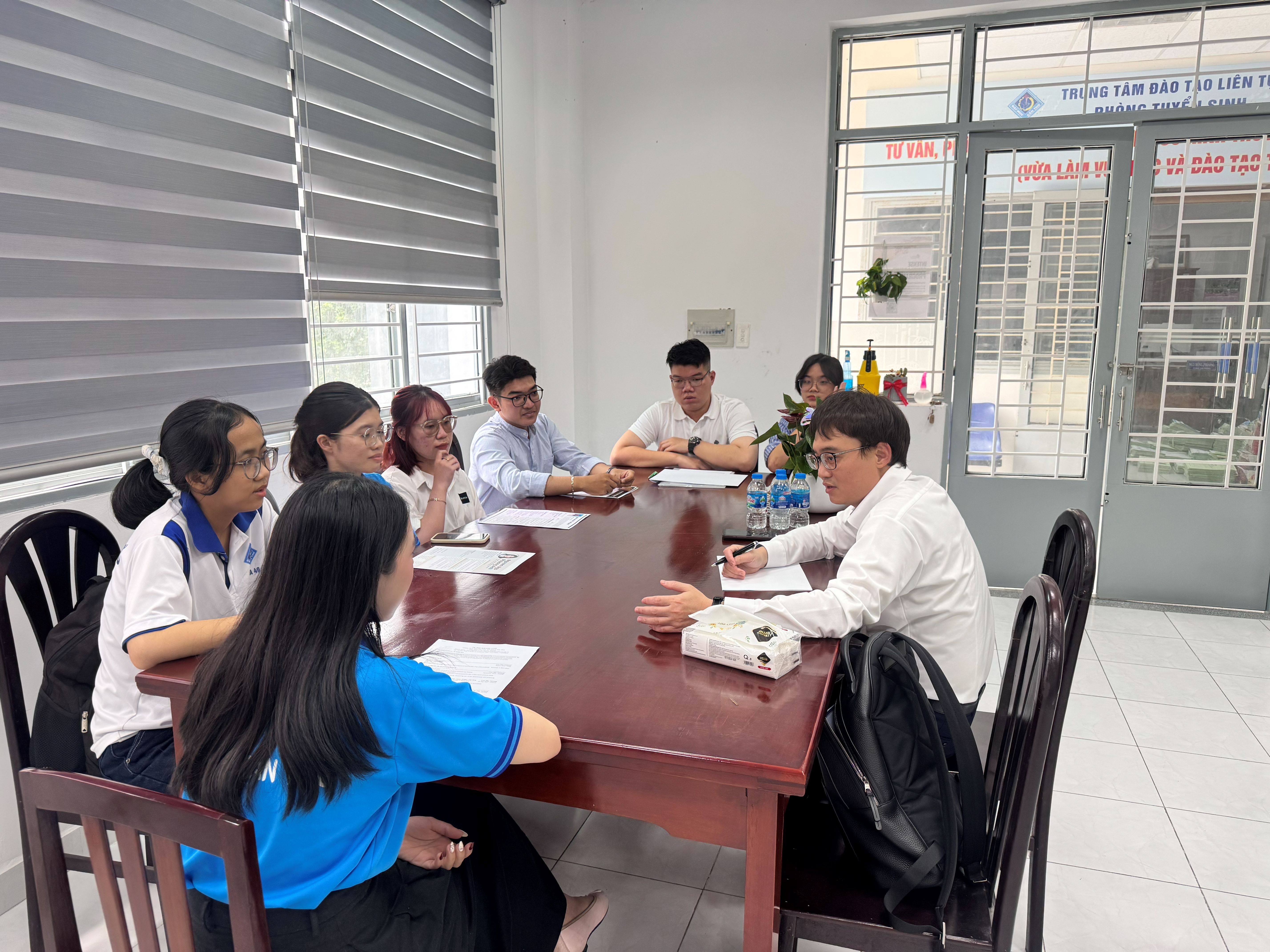 本處教育組林韋至參事於2026年4月17日拜會肯特大學「國際人才循環基地」（INTENSE）辦公室。
會談期間，林參事與計畫團隊針對招生策略及優化執行成效之方案進行深入討論。此外，為選拔「2026年 APBC 計畫」的優秀候選人，林參事親自面試了7位外語能力優異的學生。特別是，針對本次未入選的同學，林參事亦親切地提供諮詢，引介其他適合的教育部臺灣獎學金計畫，並協助其規劃未來的升學與學習發展路徑。
此次訪視取得圓滿成功，不僅進一步鞏固了 INTENSE 計畫在肯特大學的發展方向，更為該校學生開闢了更多實質且多元的赴臺留學機會。
