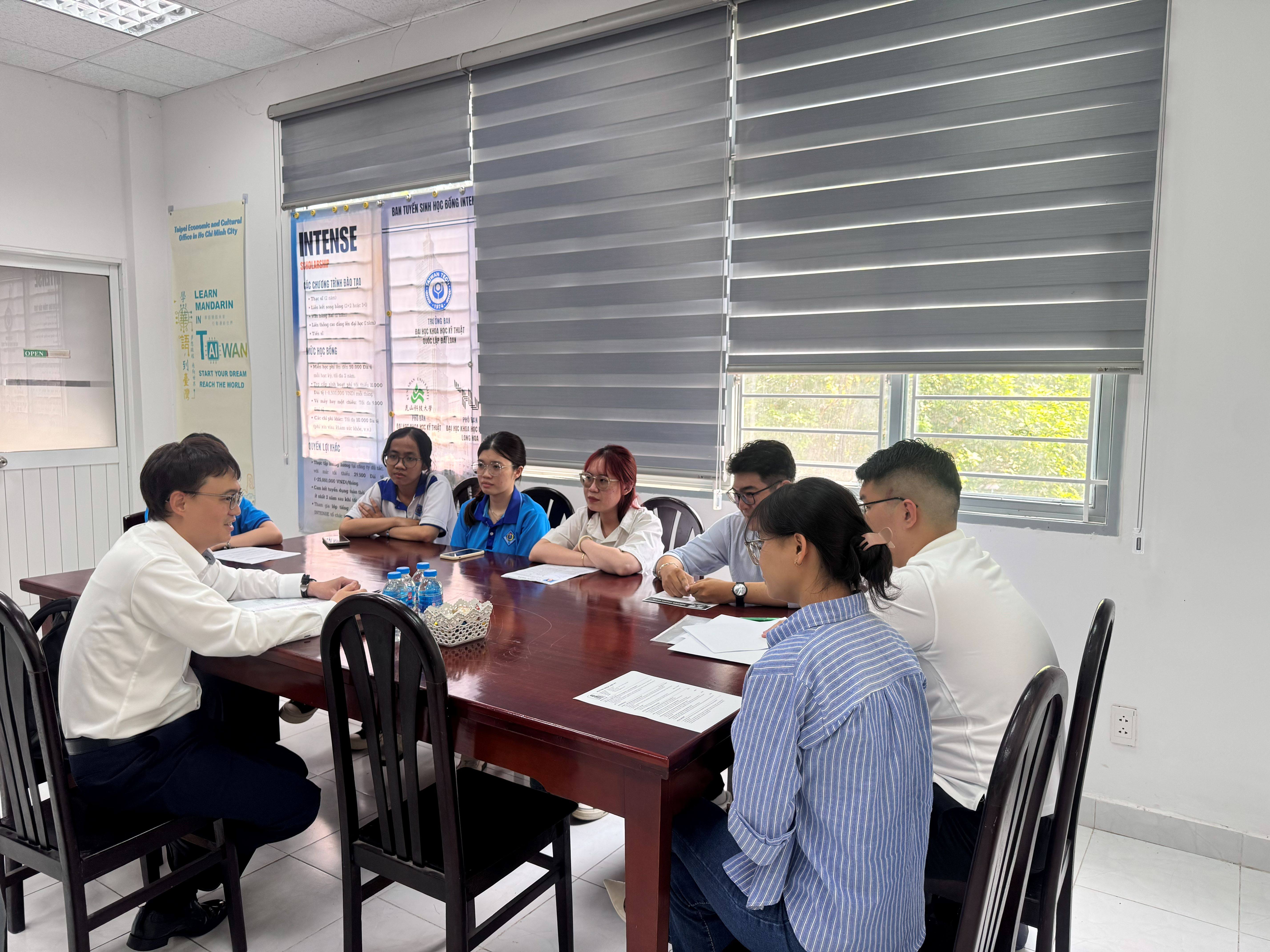 本處教育組林韋至參事於2026年4月17日拜會肯特大學「國際人才循環基地」（INTENSE）辦公室。
會談期間，林參事與計畫團隊針對招生策略及優化執行成效之方案進行深入討論。此外，為選拔「2026年 APBC 計畫」的優秀候選人，林參事親自面試了7位外語能力優異的學生。特別是，針對本次未入選的同學，林參事亦親切地提供諮詢，引介其他適合的教育部臺灣獎學金計畫，並協助其規劃未來的升學與學習發展路徑。
此次訪視取得圓滿成功，不僅進一步鞏固了 INTENSE 計畫在肯特大學的發展方向，更為該校學生開闢了更多實質且多元的赴臺留學機會。
