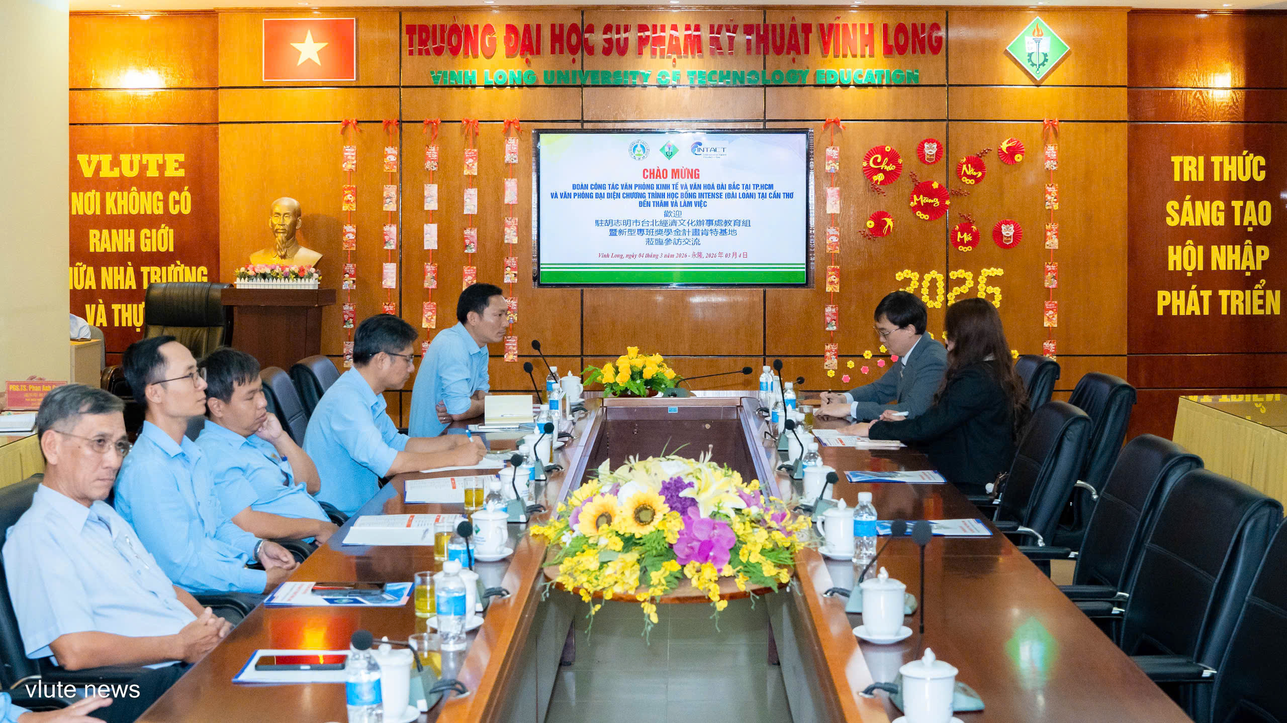 2026年3月4日上午，教育組組長林韋至參事前往拜會永隆技術師範大學。

會中，林組長對雙方良好的合作關係給予高度肯定，並深入說明臺灣各項獎學金政策。他特別強調提升師資之重要性，期盼能選派該校講師赴臺進修，藉此精進其教學技能與華語文能力。

校方對此表達高度認同，並期盼能與教育組進一步深化合作，為師生擴展更多國際交流機會。除了學術合作計畫外，雙方亦針對舉辦兩地大學生足球交流賽進行意見交換，期能藉由體育活動鞏固雙方的深厚友誼。
