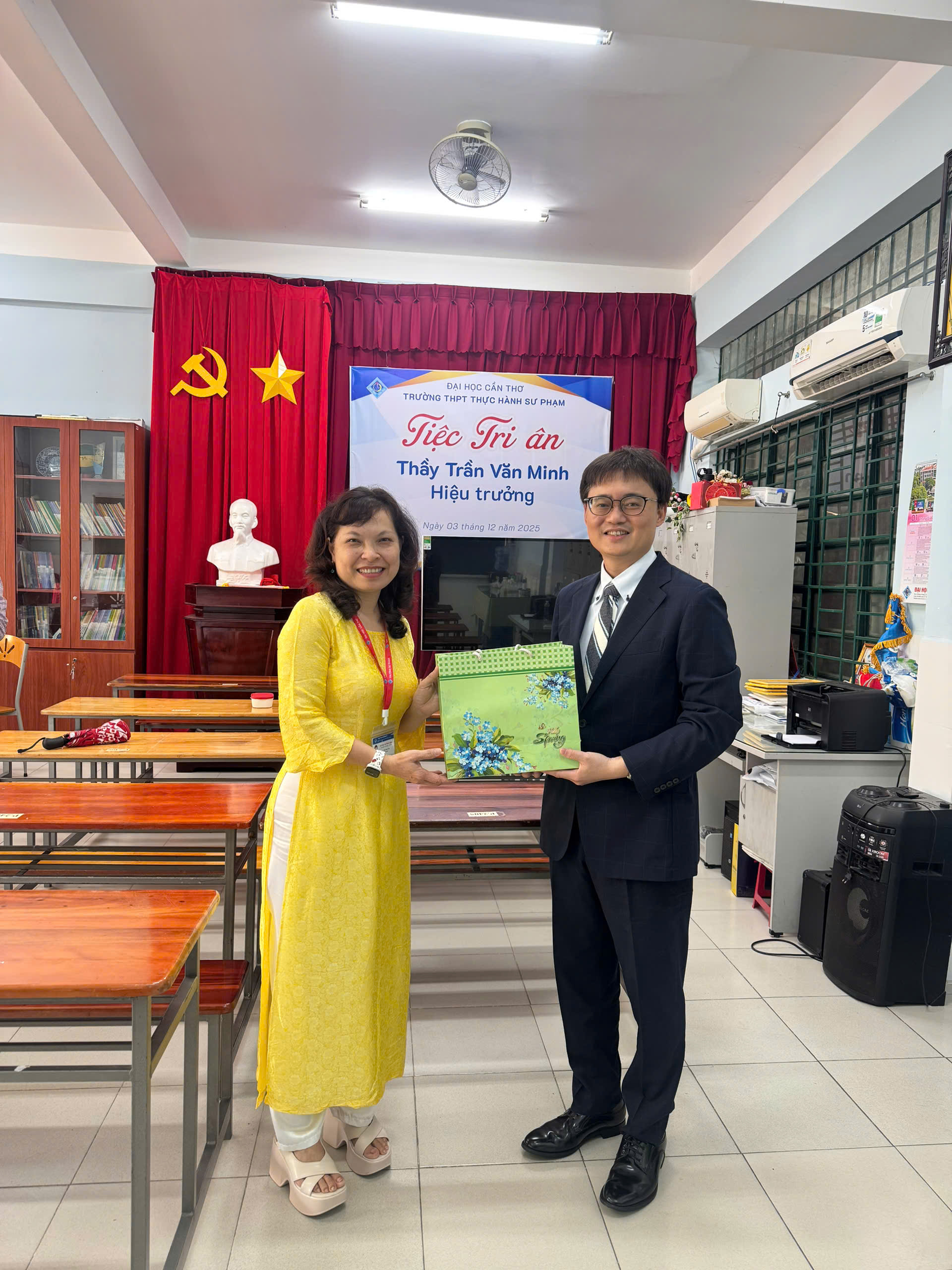 2026年3月3日，教育組組長林韋至參事前往拜會師範實驗高中附屬肯特大學。
在交流座談中，林韋至參事與該校高層進行學生夏令營交流計畫探討，旨在促進文化交流、提升外語能力，並為未來教育合作計畫奠定基礎。此外，林組長亦提及未來將為高中生舉辦足球交流賽之構想。
另一方面，林參事亦會晤了師範實驗高中外語系代表，以加速雙方合作進度，並積極推進於芹苴地區設立「華語文能力測驗」（TOCFL）考場之各項申辦與籌備作業。
校方對於未來與教育組的各項合作計畫表達高度期待與展望。
