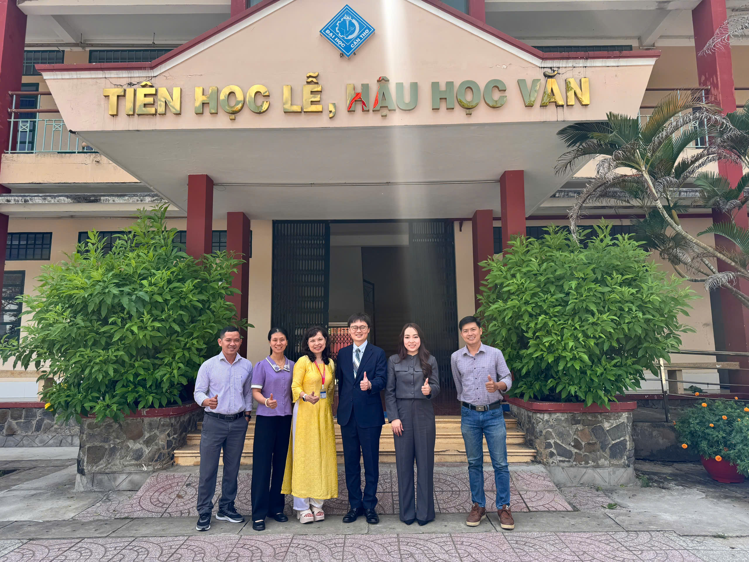 2026年3月3日，教育組組長林韋至參事前往拜會師範實驗高中附屬肯特大學。
在交流座談中，林韋至參事與該校高層進行學生夏令營交流計畫探討，旨在促進文化交流、提升外語能力，並為未來教育合作計畫奠定基礎。此外，林組長亦提及未來將為高中生舉辦足球交流賽之構想。
另一方面，林參事亦會晤了師範實驗高中外語系代表，以加速雙方合作進度，並積極推進於芹苴地區設立「華語文能力測驗」（TOCFL）考場之各項申辦與籌備作業。
校方對於未來與教育組的各項合作計畫表達高度期待與展望。
