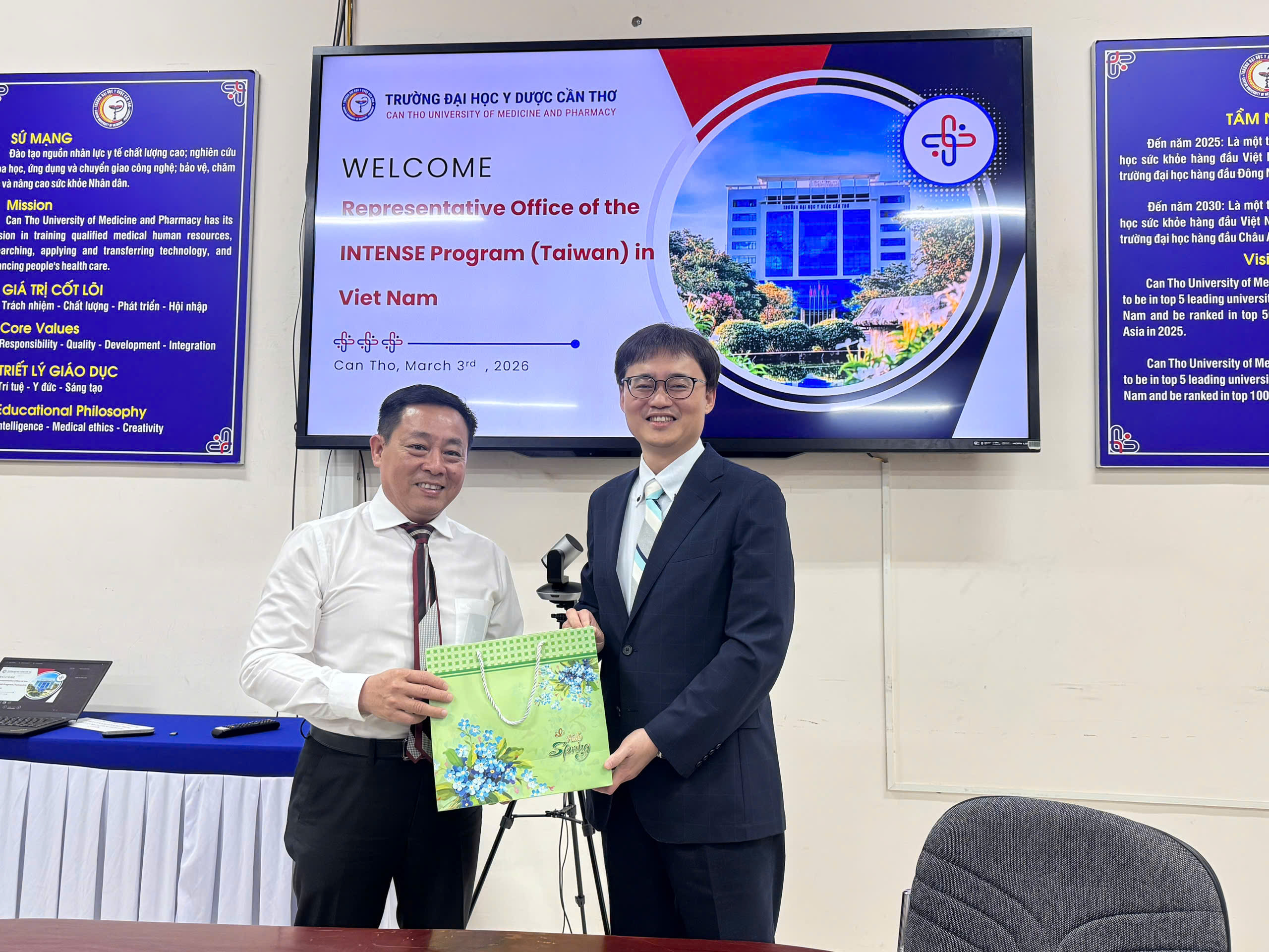 2026年3月3日下午，教育組組長林韋至參事前往拜會肯特醫藥大學並進行交流。

會中，林參事詳細說明了臺灣各類獎學金之政策、相關規定及申請條件，同時對該校與教育組之間良好的合作關係給予高度肯定。

肯特醫藥大學副校長黃氏翠艷（Huỳnh Thị Thúy Diễm）代表校方，對教育組的關心與協助表達誠摯歡迎與感謝。她強調，該校向來極為重視國際合作關係，並期盼未來能進一步深化雙方的長遠合作。

此外，雙方亦針對即將於3月11日舉行的臺灣大專院校代表團參訪肯特醫藥大學之行程細節，進行了意見交換與資訊對接。
