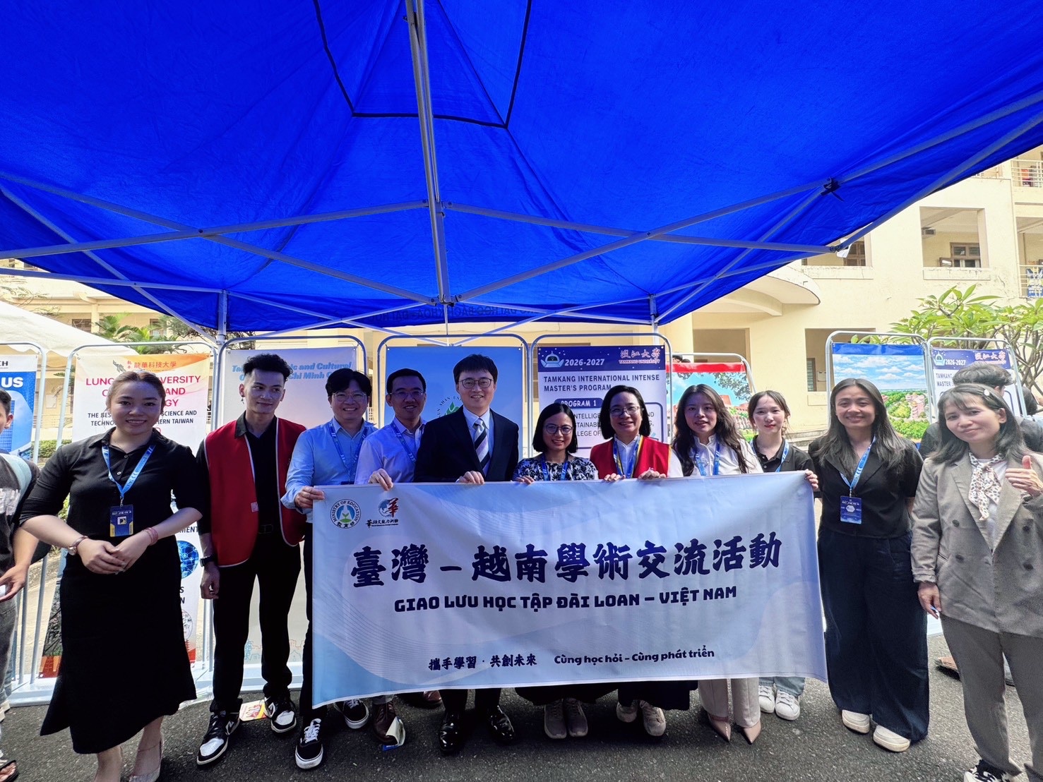 本處教育組林韋至組長於2026年4月18日拜會峴港百科大學。
參訪行程由林組長出席教育展覽開幕式揭開序幕，現場匯聚了50多家合作單位及700多名學生參與。同日，在與校方高層的會議中，雙方就臺灣教育部（MOE）的各項重點獎學金政策及合作計畫進行了深度探討。特別是，教育組提出在峴港設立「華語文能力測驗」（TOCFL）考點的建議，旨在為越南中部地區的學生提供最便利的檢定環境。
在此次行程期間，林組長亦撥冗參與教育展的交流活動，該活動吸引了超過2500名學生的高度關注。此次參訪圓滿成功，不僅強化了雙方的全面合作關係，更為未來臺越教育交流注入了強勁的推動力。
