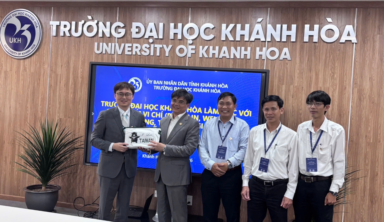 2026年5月29日，林韋至參事前往拜會慶和大學，與校長Phan Phiến及校方主管就風力發電技術、餐旅、智慧城市、半導體及外語人才培育及教育合作等議題進行交流。

會談中，林參事介紹臺灣高科技產業發展現況，以及智慧城市建設、綠能科技與人才培育，並介紹教育部臺灣獎學金、華語文獎學金、INTENSE、Elite及TEEP等計畫，協助校方掌握赴臺升學、研習及研究之多元管道，進一步推廣臺灣優質高等教育資源。

慶和大學校長Phan Phiến表示，該校長期重視國際合作與人才培育，期待未來能與更多臺灣大專校院建立夥伴關係，尤其在綠能科技、智慧城市、餐旅管理及應用技術等領域深化交流，共同培育符合產業需求的國際人才。他也肯定臺灣在科技創新及高等教育發展方面的成果，希望透過師生交流、學術合作及研究計畫，進一步提升學校國際化發展能量。

雙方並就學生交換、教師互訪、產學合作及人才培育等議題交換意見，期盼透過持續互動與資源共享，拓展更多實質合作機會，深化臺越高等教育交流與合作關係。

