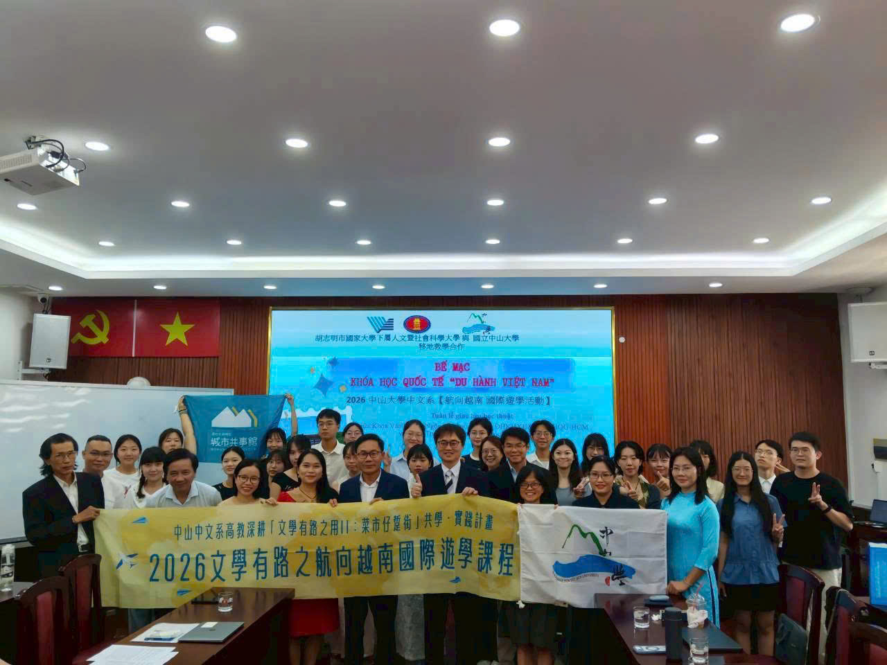 2026年6月22日，由胡志明市國家大學社會科學與人文大學文學與語言學系與國立中山大學中國文學系共同辦理之「2026文學有路之航向越南國際游學課程」活動，於越南胡志明市舉行。

本次活動由胡志明市國家大學社會科學與人文大學文學與語言學系主任潘孟雄、副主任黎玉芳及多位教師出席；國立中山大學則由文學院副院長兼中國文學系教授羅景文、中國文學系主任杜佳倫、副教授林芷瑩、教師黃資婷及20名學生共同參與。

林參事於活動中表示，高度肯定本次國際游學課程對促進臺越學術交流所具之意義，並期盼未來臺越兩地大學持續深化文化、學術及研究等領域之合作，共同拓展國際交流網絡。林參事並指出，透過此次國際游學課程，不僅增進臺越雙方師生之交流互動，亦進一步促進兩地高等教育合作及國際學術交流之發展。
