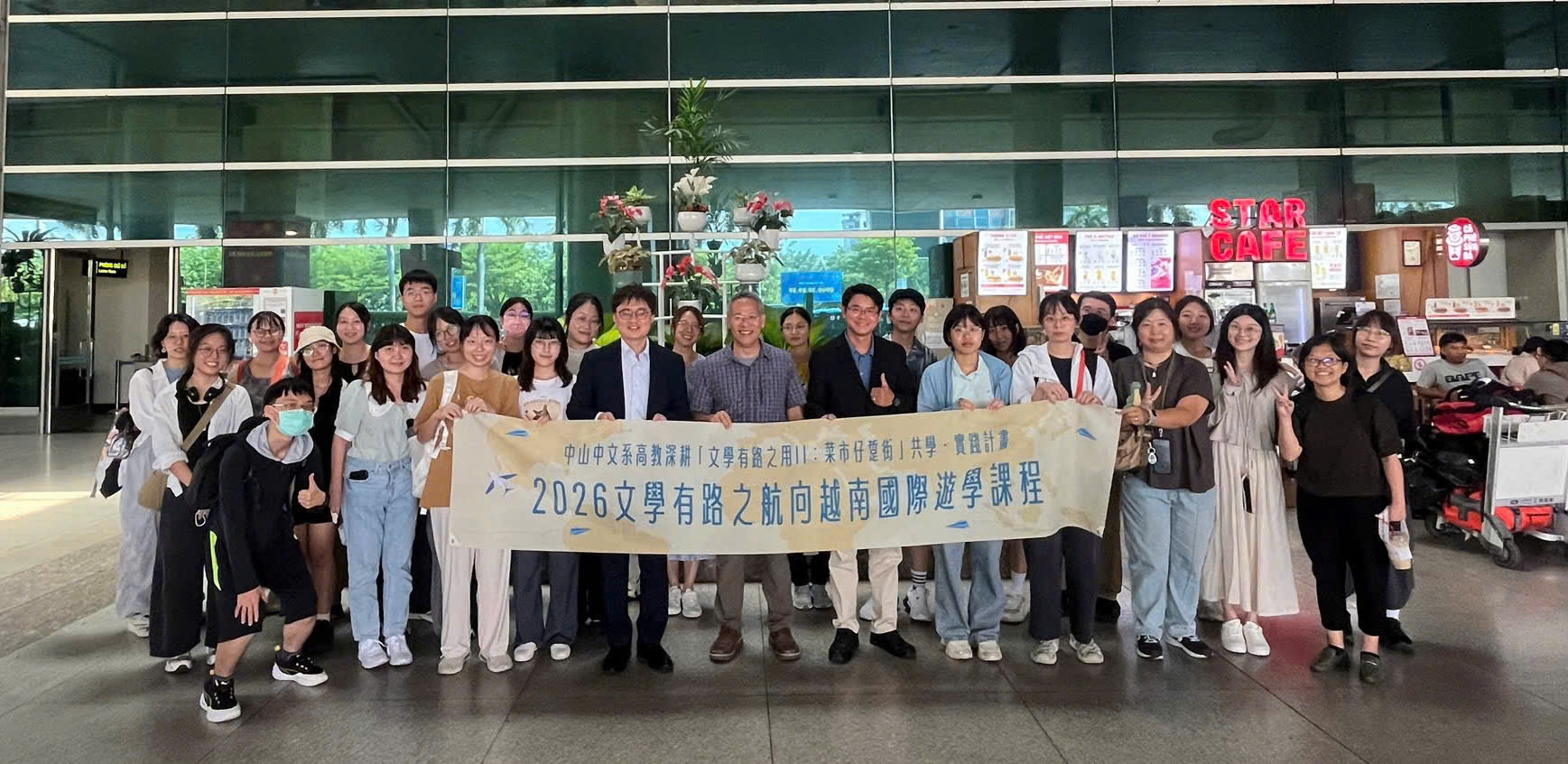 2026年6月22日，由胡志明市國家大學社會科學與人文大學文學與語言學系與國立中山大學中國文學系共同辦理之「2026文學有路之航向越南國際游學課程」活動，於越南胡志明市舉行。

本次活動由胡志明市國家大學社會科學與人文大學文學與語言學系主任潘孟雄、副主任黎玉芳及多位教師出席；國立中山大學則由文學院副院長兼中國文學系教授羅景文、中國文學系主任杜佳倫、副教授林芷瑩、教師黃資婷及20名學生共同參與。

林參事於活動中表示，高度肯定本次國際游學課程對促進臺越學術交流所具之意義，並期盼未來臺越兩地大學持續深化文化、學術及研究等領域之合作，共同拓展國際交流網絡。林參事並指出，透過此次國際游學課程，不僅增進臺越雙方師生之交流互動，亦進一步促進兩地高等教育合作及國際學術交流之發展。
