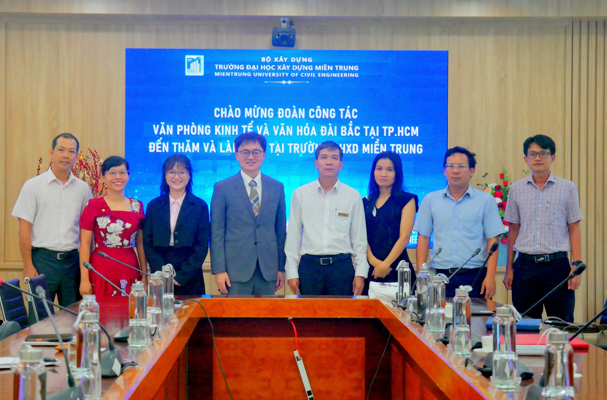 2026年5月26日，教育組林韋至組長前往拜會中部建設大學，針對建築、自動化技術及人才培育等議題與校方主管進行交流。

林組長於會中分享臺灣半導體產業及高等教育發展現況，並介紹教育部臺灣獎學金、華語文獎學金及新南向相關人才培育計畫，提供最新官方資訊協助校方了解赴臺升學及參與研究交流之相關資源。

校方表示，未來將持續關注臺灣高等教育發展趨勢，並積極鼓勵師生參與各項赴臺研習及升學計畫。此次訪問除增進雙方了解外，也為後續教育交流及人才培育合作創造更多契機。