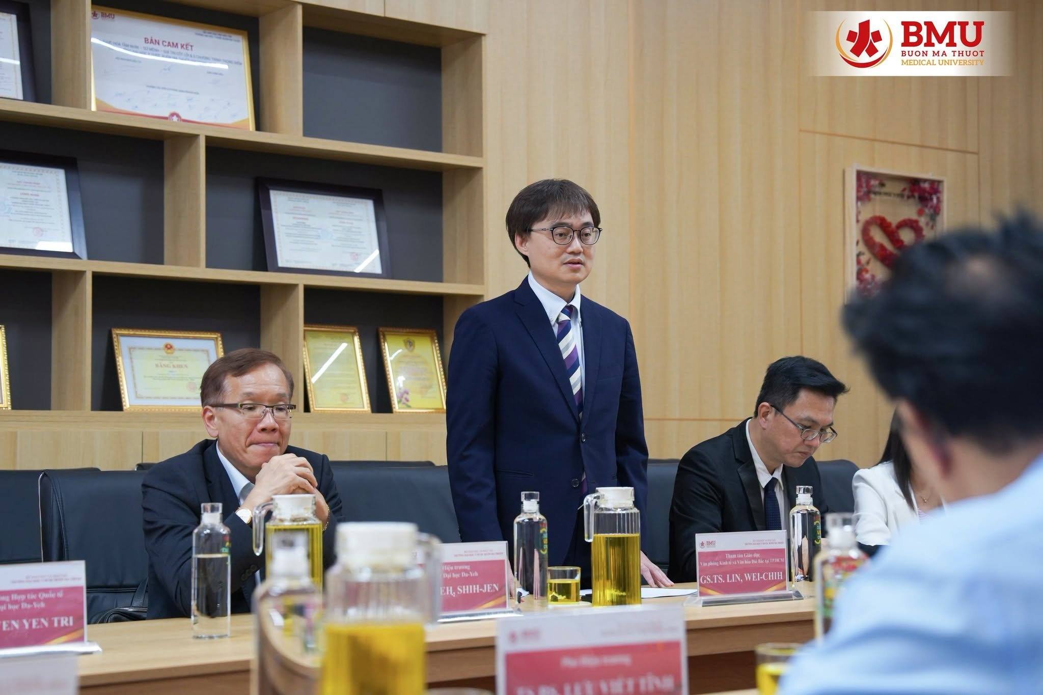 2026年7月3日，教育組林韋至組長率臺灣高等教育參訪團拜會邦美蜀醫藥大學。
當天出席活動的有邦美蜀醫藥大學校長 Cao Tiến Đức 教授、副校長 Lưu Viết Tĩnh 博士及該校科學管理與合作發展處、組織行政處、學生事務處、媒體與社會工作處主管代表。
會中，校方明確指出，推動教育國際化向來為學校提升教學品質、科學研究及醫療人力資源發展的核心戰略方向。雙方針對醫學、護理學、藥學及臨床醫學等領域進行深入交流。特別是針對校方未來期盼拓展至「海洋醫學」及「航海醫學」等專業領域，邦美蜀醫藥大學表達了強烈意願，希望建請林組長給予積極協助，媒合臺灣在該領域具備優勢之大專校院，共同發展具潛力的特色學門。校方對此深表感謝，並高度讚許教育組在緊密雙邊合作關係中所發揮的橋梁角色。
校方特別強調，這是邦美蜀醫藥大學首次迎來由臺灣政府代表機構率領的大規模高等教育參訪團蒞校訪問，對此深感榮幸；此行更是學校進一步推動與拓展國際化戰略的寶貴契機。
林組長於活動中分享表示，非常感謝邦美蜀醫藥大學的熱情接待。林組長強調，教育組將持續發揮橋梁角色，建立雙方直接溝通的資訊管道，以積極協助兩國大學深化實質瞭解，並為未來進一步擴大學術交流、科學研究及師生交換計畫開闢實質且具體之合作路徑。
隨後，雙方於融洽氣氛中圓滿完成邦美蜀醫藥大學與國立暨南國際大學合作備忘錄的簽署儀式，正式開啟雙方在教育培訓、科研、師生交流及國際化教學計畫等領域的合作契機。
本次拜會在融洽、親切且高效的氣氛中圓滿進行，充分展現雙方致力建構永續合作關係、推動高等教育國際化接軌的決心，更被視為重要基石，為未來促成更多實質且互惠的校際合作奠定良好基礎。
