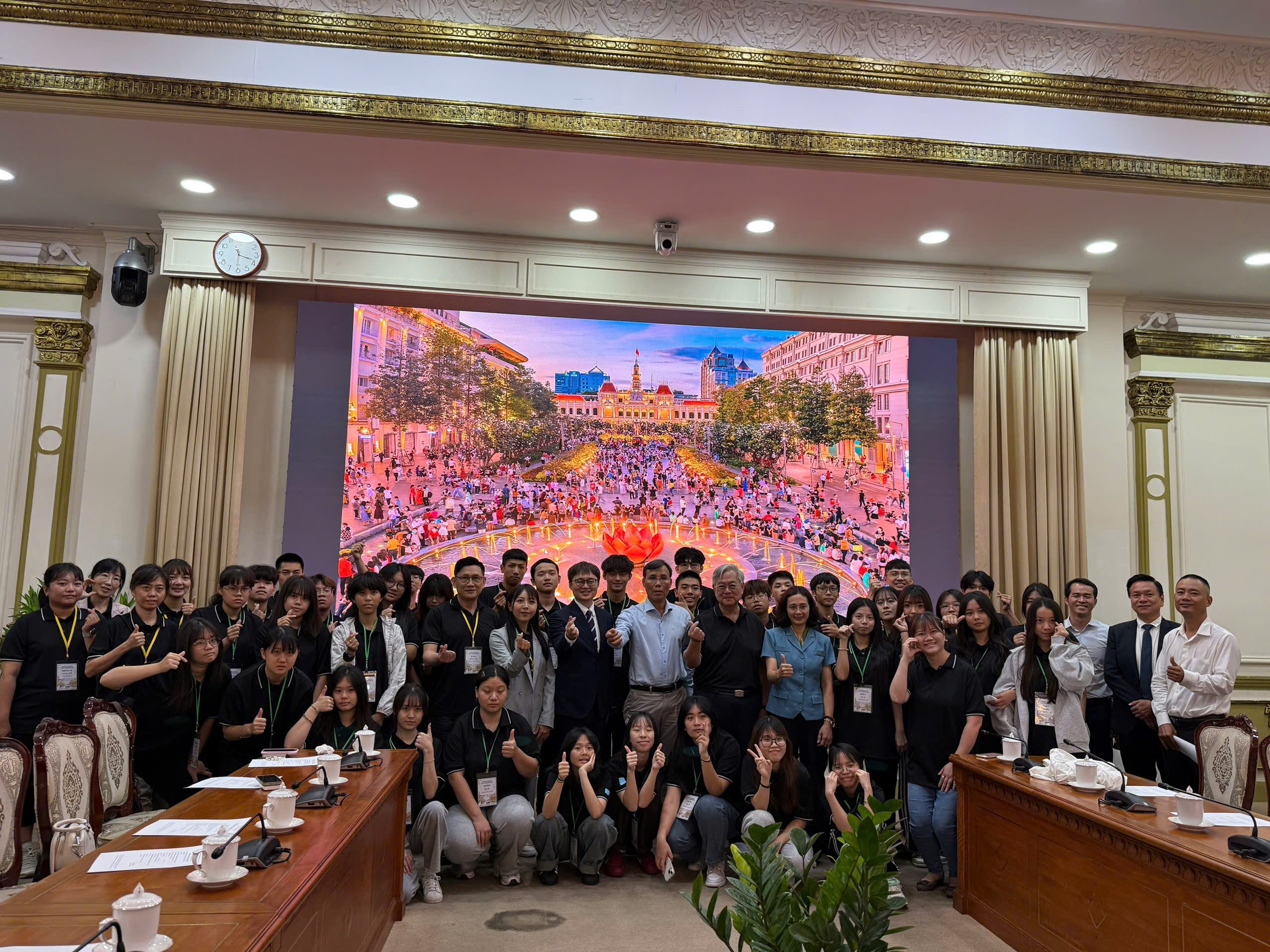 2026年8月7日，教育組林韋至參陪同教育部國民及學前教育署115年新住民子女國際職場體驗團師生一行45拜會胡志明市人民委員會，並雙方主要就僑生在臺學習現況，以及臺灣僑胞返回越南學習、就業與發展的機會等議題進行交流。
胡志明市人民委員會代表、副辦公室主任張文崔表示，隨著越南國際融入程度日益深化，海外越南人社群所扮演的角色也日益重要。他指出，曾在海外學習、生活及工作的越南人，累積了豐富的經驗、專業知識及國際人脈，不僅是越南國家發展的重要資源，也能成為連結越南與各國及各地區，在教育、文化、知識及人才等方面的重要橋樑。因此，未來加強與海外越南人社群的連結，應朝向更具體且務實的合作，既維繫海外越南人與祖國的聯繫，也充分發揮其在國際環境中所累積的資源與經驗。
林參事表示，臺灣擁有多元且完善的教育環境，並為僑生提供多元的學習與發展機會。他強調，國際教育經驗對青年培養專業能力、語言能力及跨文化適應力具有重要意義，並鼓勵學生善用自身雙語優勢，主動累積學習經驗與專業知識，未來無論返回越南發展，或投入臺越交流與合作，都能進一步發揮所長。
此外，雙方也就僑胞在越南及臺灣兩地的學習、就業與發展方向進行交流，並認為教育是維繫及深化雙方交流的重要基礎。透過教育與青年交流，可進一步拓展兩地人才、文化及社會之間的連結。
本次活動不僅有助於深化臺越教育交流，也進一步促進青年往來，強化青年、僑胞社群及越南與臺灣教育機構之間的長期連結，為未來持續推動雙方教育及人文交流奠定良好基礎。
