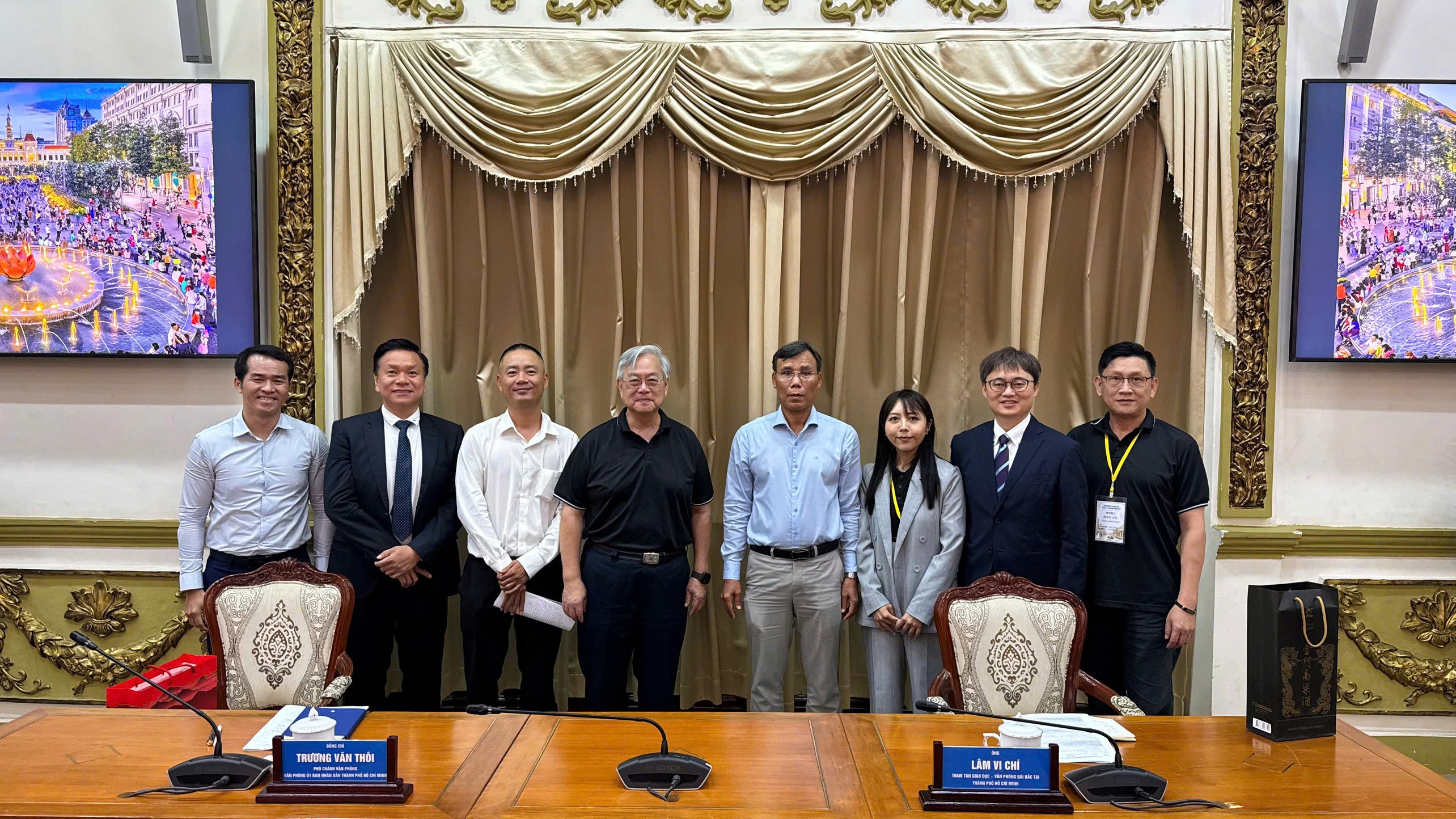 2026年8月7日，教育組林韋至參陪同教育部國民及學前教育署115年新住民子女國際職場體驗團師生一行45拜會胡志明市人民委員會，並雙方主要就僑生在臺學習現況，以及臺灣僑胞返回越南學習、就業與發展的機會等議題進行交流。
胡志明市人民委員會代表、副辦公室主任張文崔表示，隨著越南國際融入程度日益深化，海外越南人社群所扮演的角色也日益重要。他指出，曾在海外學習、生活及工作的越南人，累積了豐富的經驗、專業知識及國際人脈，不僅是越南國家發展的重要資源，也能成為連結越南與各國及各地區，在教育、文化、知識及人才等方面的重要橋樑。因此，未來加強與海外越南人社群的連結，應朝向更具體且務實的合作，既維繫海外越南人與祖國的聯繫，也充分發揮其在國際環境中所累積的資源與經驗。
林參事表示，臺灣擁有多元且完善的教育環境，並為僑生提供多元的學習與發展機會。他強調，國際教育經驗對青年培養專業能力、語言能力及跨文化適應力具有重要意義，並鼓勵學生善用自身雙語優勢，主動累積學習經驗與專業知識，未來無論返回越南發展，或投入臺越交流與合作，都能進一步發揮所長。
此外，雙方也就僑胞在越南及臺灣兩地的學習、就業與發展方向進行交流，並認為教育是維繫及深化雙方交流的重要基礎。透過教育與青年交流，可進一步拓展兩地人才、文化及社會之間的連結。
本次活動不僅有助於深化臺越教育交流，也進一步促進青年往來，強化青年、僑胞社群及越南與臺灣教育機構之間的長期連結，為未來持續推動雙方教育及人文交流奠定良好基礎。
