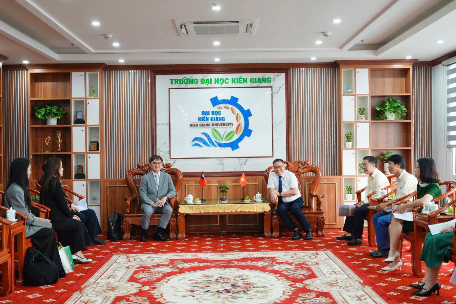 2026年8月11日，教育組林參事與崑山科技大學代表一同拜訪堅江大學，就兩校未來合作方向進行交流與討論。
本次會議由堅江大學黨委書記、校長阮友壽博士、阮中剛副教授、博士—副校長，以及校內各學院、行政及專業單位主管代表共同參與。
會議中，林參事表示，非常高興再次拜訪堅江大學並與校方進行交流。他指出，此次拜訪也是向堅江大學介紹崑山科技大學的良好機會，期盼藉此促進兩校建立合作關係，進一步拓展雙方交流與合作。此外，林參事也向堅江大學介紹華語文獎學金（HES）及TEEP計畫等相關機會。其中，HES計畫可提供教師及學生赴臺學習華語、提升語言能力，TEEP則提供學生赴臺進行短期實習及交流的機會，期盼透過相關計畫協助堅江大學培育高素質人才，並提升華語教學師資的專業能力。
堅江大學校長阮友壽代表學校對代表團專程到訪並進行交流表示感謝，並對兩校未來合作表達高度期待與支持。校方表示，期盼未來能持續推動雙方合作，並深化在教育及人才培育等領域的交流。
堅江大學亦提出舉辦「教育週」的構想，活動預計為期3至4天，內容可聚焦半導體專題、臺灣獎學金計畫、赴臺留學機會及學術交流等主題。透過「教育週」，可為湄公河三角洲地區的教育機構與臺灣教育機構提供交流平台，促進雙方接觸、交流並進一步洽談合作。此外，校方建議未來可擴大「教育週」活動規模，邀請湄公河三角洲地區其他大學及專科院校參與，並視情況邀請高中加入相關活動，進一步建立越南與臺灣教育機構之間更廣泛的合作網絡。
會議在熱烈氣氛中圓滿落幕，雙方並正式簽署合作備忘錄（MOU）。雙方將在人才培育、學術研究、教師與學生交流、國際學生培育，以及學術資源與經驗分享等方面加強合作，並依據雙方優勢與實際需求，共同推動適切的教育與培訓計畫。此次合作備忘錄的簽署，將作為兩校未來規劃具體合作項目與推動相關交流活動的重要基礎。雙方也期待以此次合作為起點，進一步連結越南及臺灣其他大學、專科院校與教育機構，深化臺越教育交流與合作。
