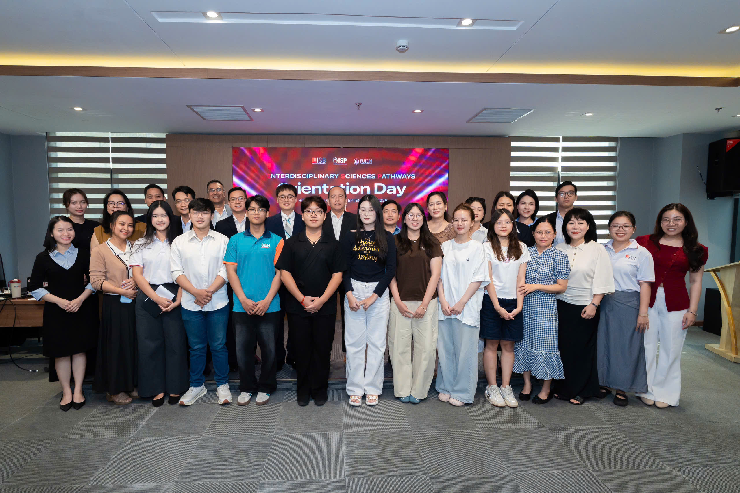 2026年9月7日，教育組林韋至參事應胡志明市經濟大學國際商學院（UEH ISB）邀請，出席該院與臺灣輔仁大學（FJU）雙聯合作課程開學典禮。典禮由 UEH ISB 相關主管及逾27位師生共同參與。
林參事於典禮中向與會師生介紹臺灣政府各項留臺獎學金，以及教育部「優秀外國青年來臺蹲點計畫」（TEEP），鼓勵學生積極了解並把握赴臺學習、交流及提升專業能力的機會。透過相關計畫，學生可進一步接觸臺灣高等教育環境，拓展國際視野，並累積國際交流經驗。
此次出席開學典禮，展現 UEH ISB 與臺灣大專校院之間持續深化的合作關係，並有助於推動臺越高等教育交流。透過雙聯合作課程，不僅為學生提供多元的學習選擇，也創造赴臺學習、交流及發展的機會，為未來持續拓展臺越雙邊教育合作奠定良好基礎。
UEH ISB 代表對林參事撥冗出席活動，以及長期關注並積極推動臺越教育交流表達誠摯感謝，並肯定其在促進臺越教育合作及連結臺灣與越南教育機構方面所發揮的橋梁作用。未來雙方將持續透過雙聯課程及各項交流活動，為兩地師生創造更多學習、交流與合作機會。
