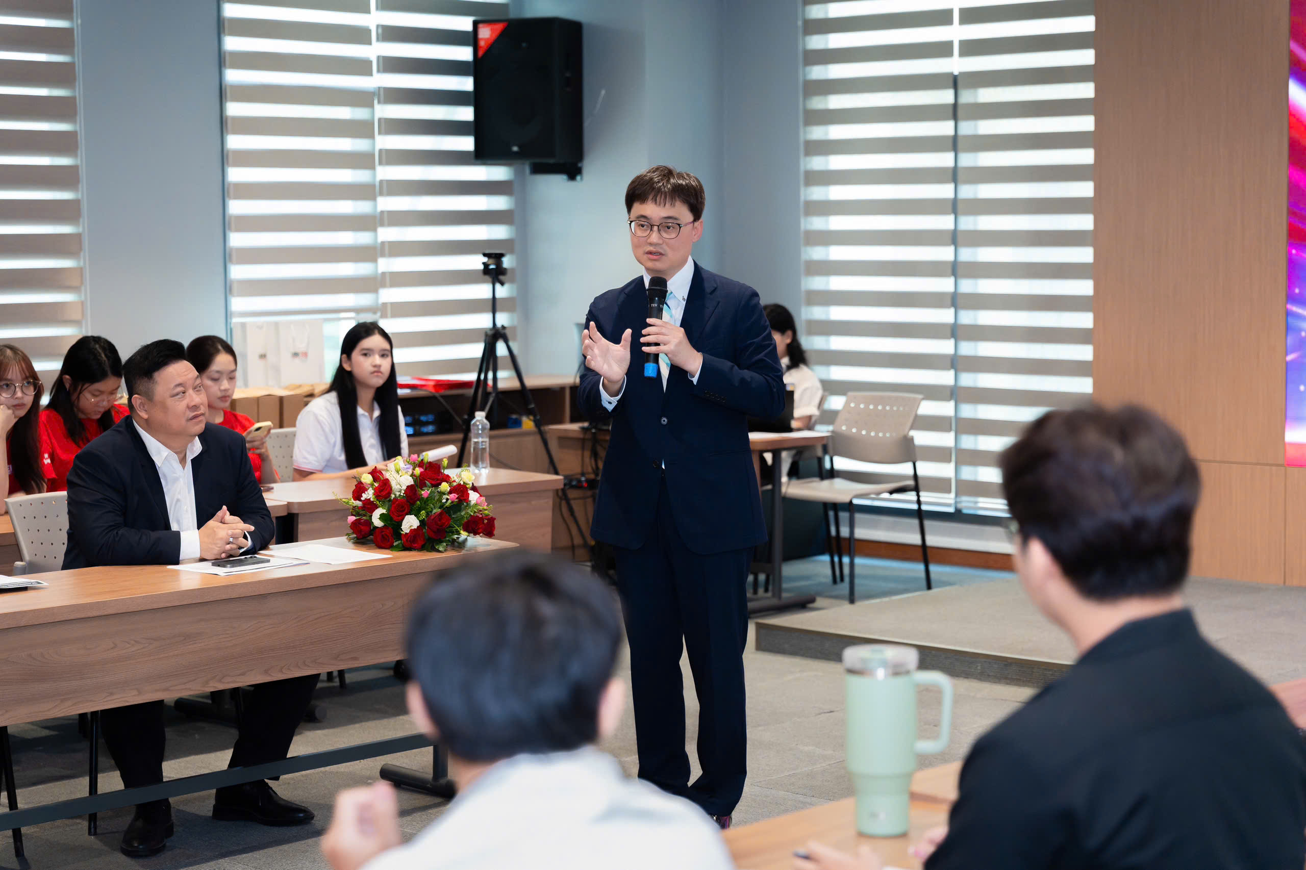 2026年9月7日，教育組林韋至參事應胡志明市經濟大學國際商學院（UEH ISB）邀請，出席該院與臺灣輔仁大學（FJU）雙聯合作課程開學典禮。典禮由 UEH ISB 相關主管及逾27位師生共同參與。
林參事於典禮中向與會師生介紹臺灣政府各項留臺獎學金，以及教育部「優秀外國青年來臺蹲點計畫」（TEEP），鼓勵學生積極了解並把握赴臺學習、交流及提升專業能力的機會。透過相關計畫，學生可進一步接觸臺灣高等教育環境，拓展國際視野，並累積國際交流經驗。
此次出席開學典禮，展現 UEH ISB 與臺灣大專校院之間持續深化的合作關係，並有助於推動臺越高等教育交流。透過雙聯合作課程，不僅為學生提供多元的學習選擇，也創造赴臺學習、交流及發展的機會，為未來持續拓展臺越雙邊教育合作奠定良好基礎。
UEH ISB 代表對林參事撥冗出席活動，以及長期關注並積極推動臺越教育交流表達誠摯感謝，並肯定其在促進臺越教育合作及連結臺灣與越南教育機構方面所發揮的橋梁作用。未來雙方將持續透過雙聯課程及各項交流活動，為兩地師生創造更多學習、交流與合作機會。
