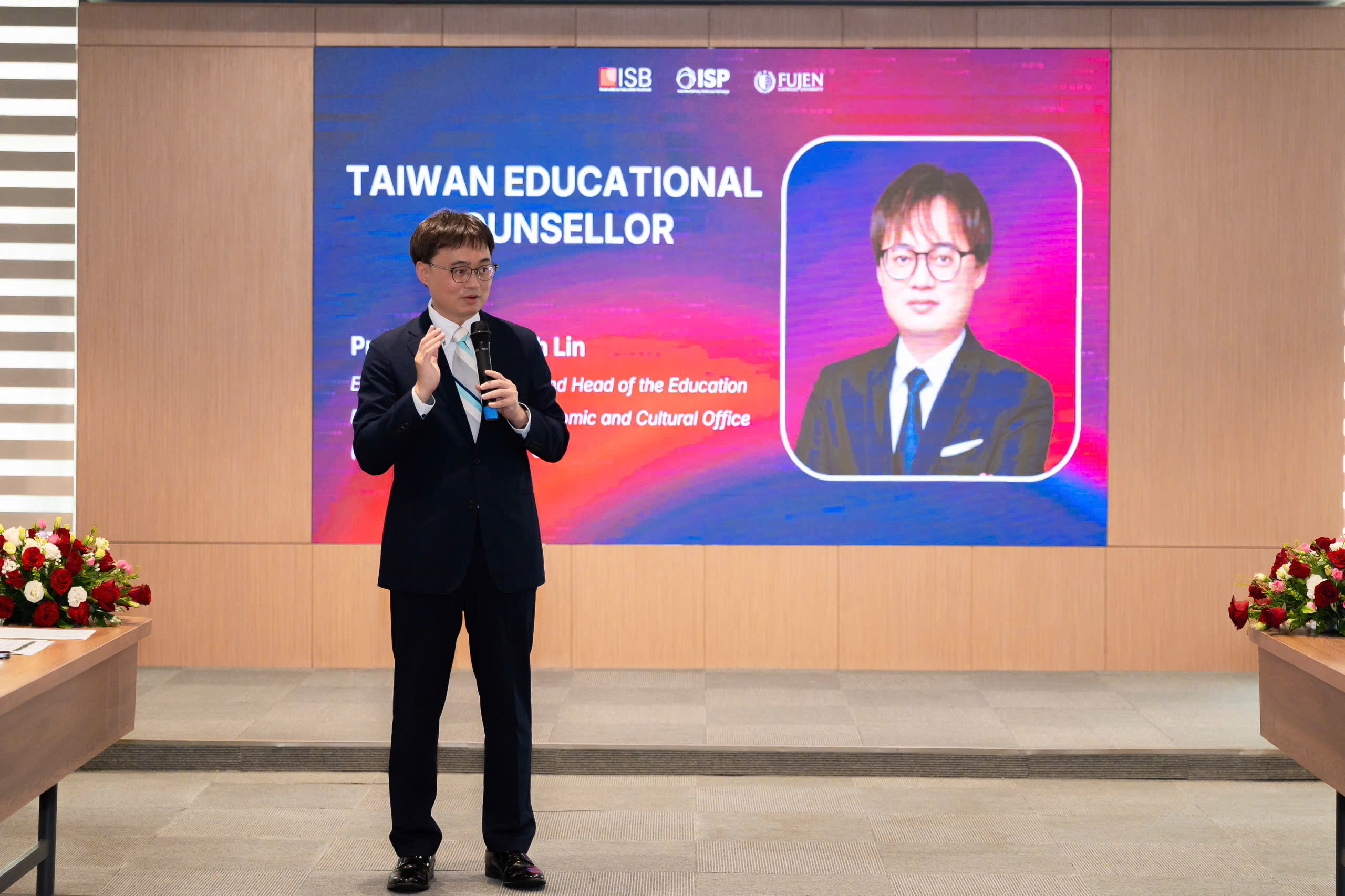 2026年9月7日，教育組林韋至參事應胡志明市經濟大學國際商學院（UEH ISB）邀請，出席該院與臺灣輔仁大學（FJU）雙聯合作課程開學典禮。典禮由 UEH ISB 相關主管及逾27位師生共同參與。
林參事於典禮中向與會師生介紹臺灣政府各項留臺獎學金，以及教育部「優秀外國青年來臺蹲點計畫」（TEEP），鼓勵學生積極了解並把握赴臺學習、交流及提升專業能力的機會。透過相關計畫，學生可進一步接觸臺灣高等教育環境，拓展國際視野，並累積國際交流經驗。
此次出席開學典禮，展現 UEH ISB 與臺灣大專校院之間持續深化的合作關係，並有助於推動臺越高等教育交流。透過雙聯合作課程，不僅為學生提供多元的學習選擇，也創造赴臺學習、交流及發展的機會，為未來持續拓展臺越雙邊教育合作奠定良好基礎。
UEH ISB 代表對林參事撥冗出席活動，以及長期關注並積極推動臺越教育交流表達誠摯感謝，並肯定其在促進臺越教育合作及連結臺灣與越南教育機構方面所發揮的橋梁作用。未來雙方將持續透過雙聯課程及各項交流活動，為兩地師生創造更多學習、交流與合作機會。
