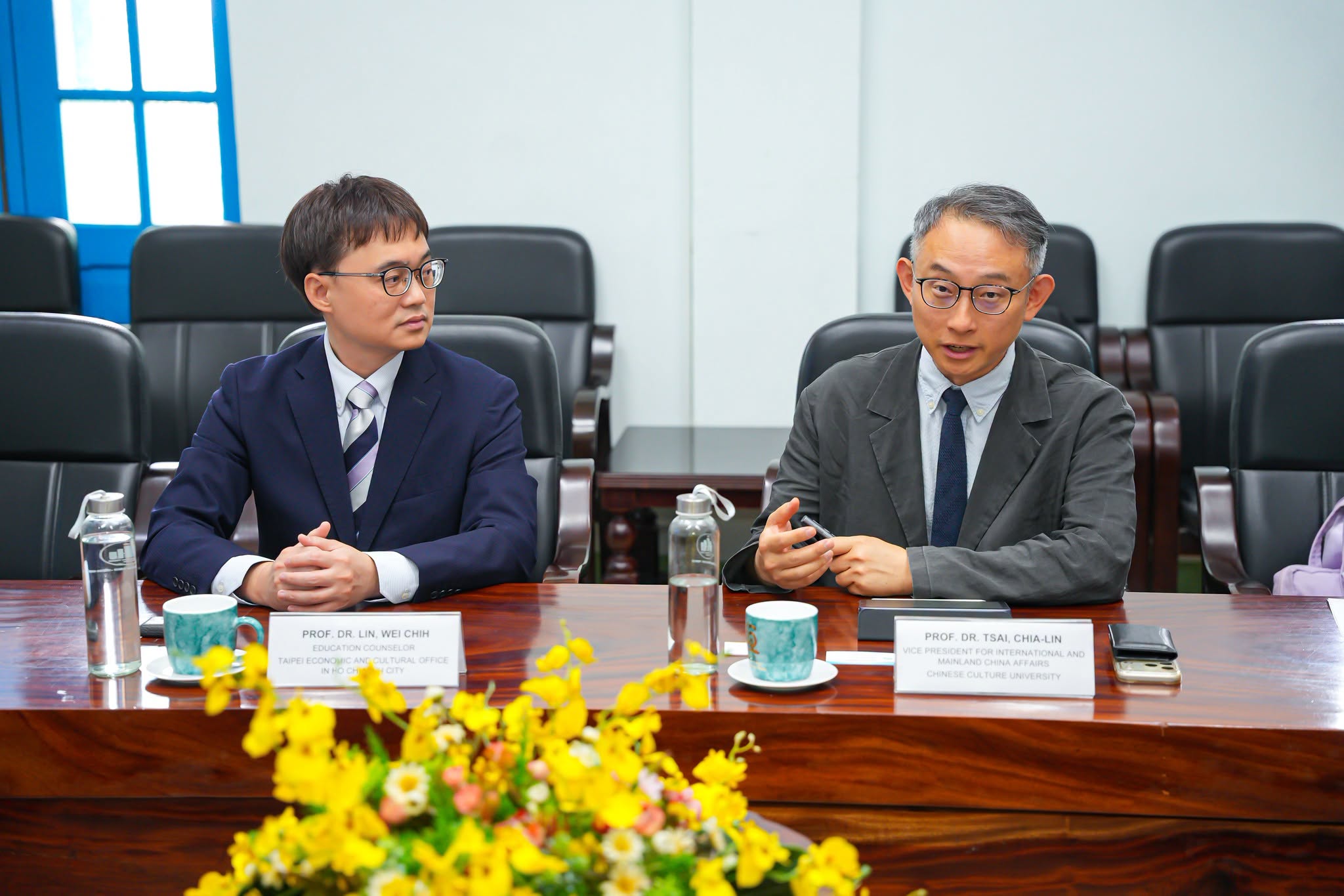 林韋至參事於9月11日協助安排並陪同中國文化大學（CCU）訪團拜會芽莊大學，受到范國雄副校長及校方相關單位代表接待。

范國雄副校長對林參事再次蒞校拜會表示歡迎，並肯定林參事在促進芽莊大學與臺灣各教育機構交流合作方面所發揮的橋梁與連結作用。他表示，該校目前特別重視強化師生華語能力培訓，以提升師生外語能力，並拓展國際學習與交流機會。
中國文化大學推廣教育部國際專修部主任蔡佳麟表示，很高興首次有機會與芽莊大學交流，並介紹該校具有悠久歷史及深厚辦學傳統，目前約有2萬名學生，其中約2,000名為國際學生，越南學生約800名。
會中，林參事介紹臺灣目前教育發展概況，並分享未來可提供學生參與之交流、體驗及暑期活動，協助芽莊大學進一步了解赴臺學習及交流機會。雙方並就師生互訪、夏令營、姊妹校獎學金、3+1學程、華語師資培訓及學生赴臺實習等合作議題交換意見，盼透過後續交流，進一步拓展雙方教育合作。
此次交流除增進雙方了解與連結外，亦為未來推動具體合作奠定基礎，為芽莊大學師生創造更多赴臺學習、交流及實習的機會。
