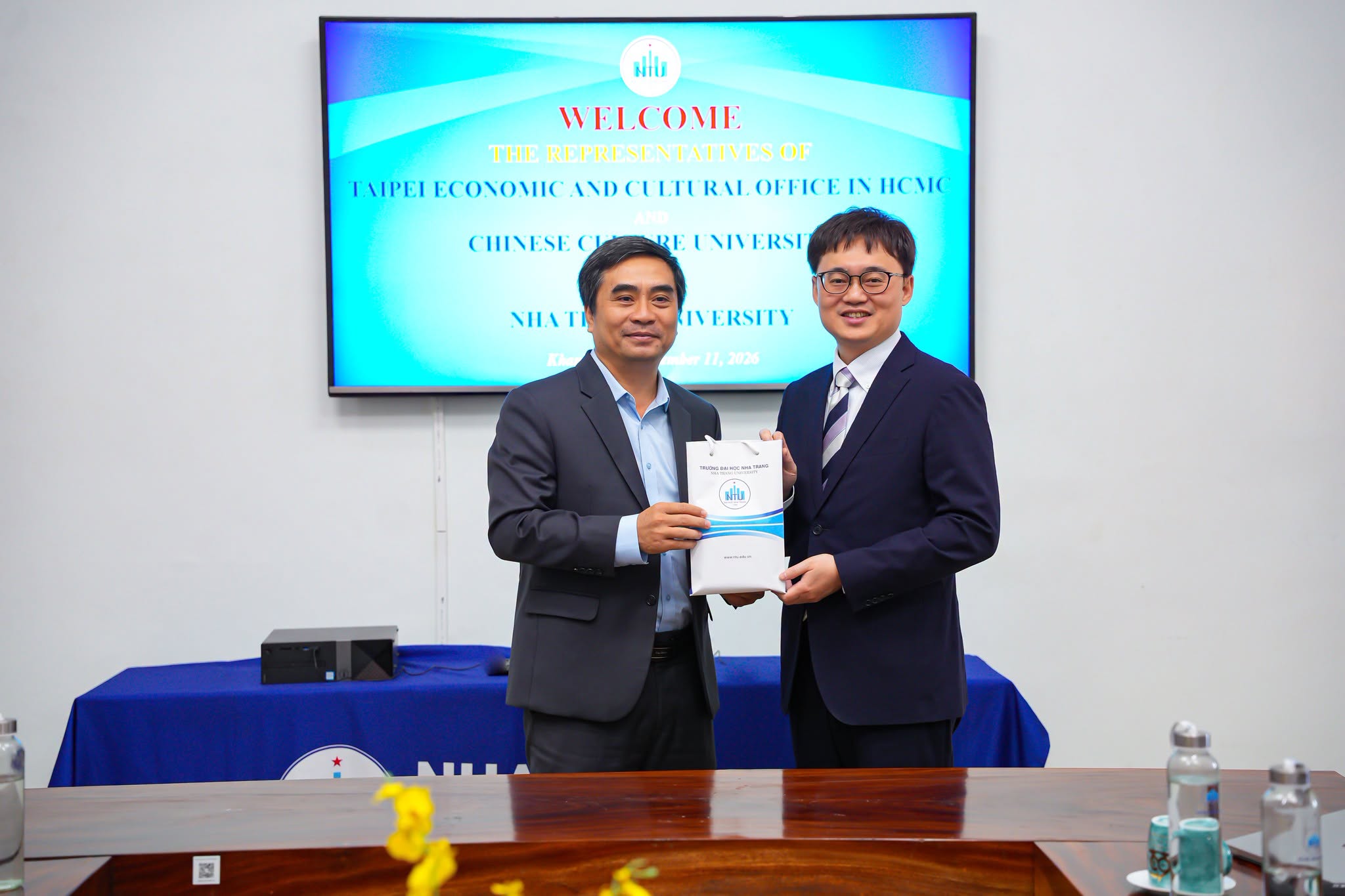 林韋至參事於9月11日協助安排並陪同中國文化大學（CCU）訪團拜會芽莊大學，受到范國雄副校長及校方相關單位代表接待。

范國雄副校長對林參事再次蒞校拜會表示歡迎，並肯定林參事在促進芽莊大學與臺灣各教育機構交流合作方面所發揮的橋梁與連結作用。他表示，該校目前特別重視強化師生華語能力培訓，以提升師生外語能力，並拓展國際學習與交流機會。
中國文化大學推廣教育部國際專修部主任蔡佳麟表示，很高興首次有機會與芽莊大學交流，並介紹該校具有悠久歷史及深厚辦學傳統，目前約有2萬名學生，其中約2,000名為國際學生，越南學生約800名。
會中，林參事介紹臺灣目前教育發展概況，並分享未來可提供學生參與之交流、體驗及暑期活動，協助芽莊大學進一步了解赴臺學習及交流機會。雙方並就師生互訪、夏令營、姊妹校獎學金、3+1學程、華語師資培訓及學生赴臺實習等合作議題交換意見，盼透過後續交流，進一步拓展雙方教育合作。
此次交流除增進雙方了解與連結外，亦為未來推動具體合作奠定基礎，為芽莊大學師生創造更多赴臺學習、交流及實習的機會。
